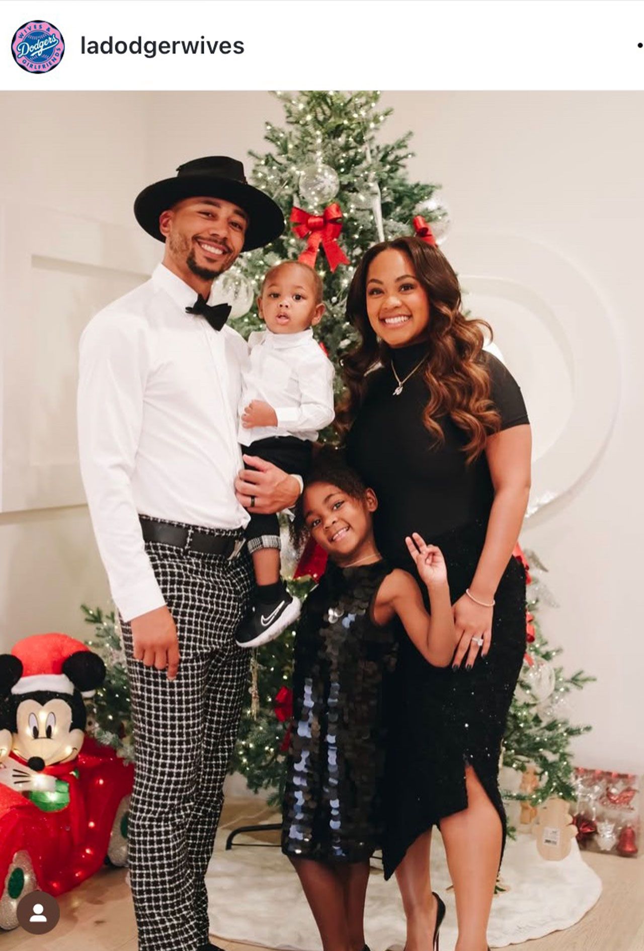 ムーキー・ベッツ選手がクリスマスに撮影した家族との写真（ドジャース夫人会のインスタグラムより）