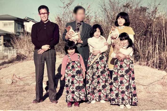 野山に囲まれた環境で、両親（後列）にのびのび育てられた。前列左から荻野目、長姉、次姉の慶子
