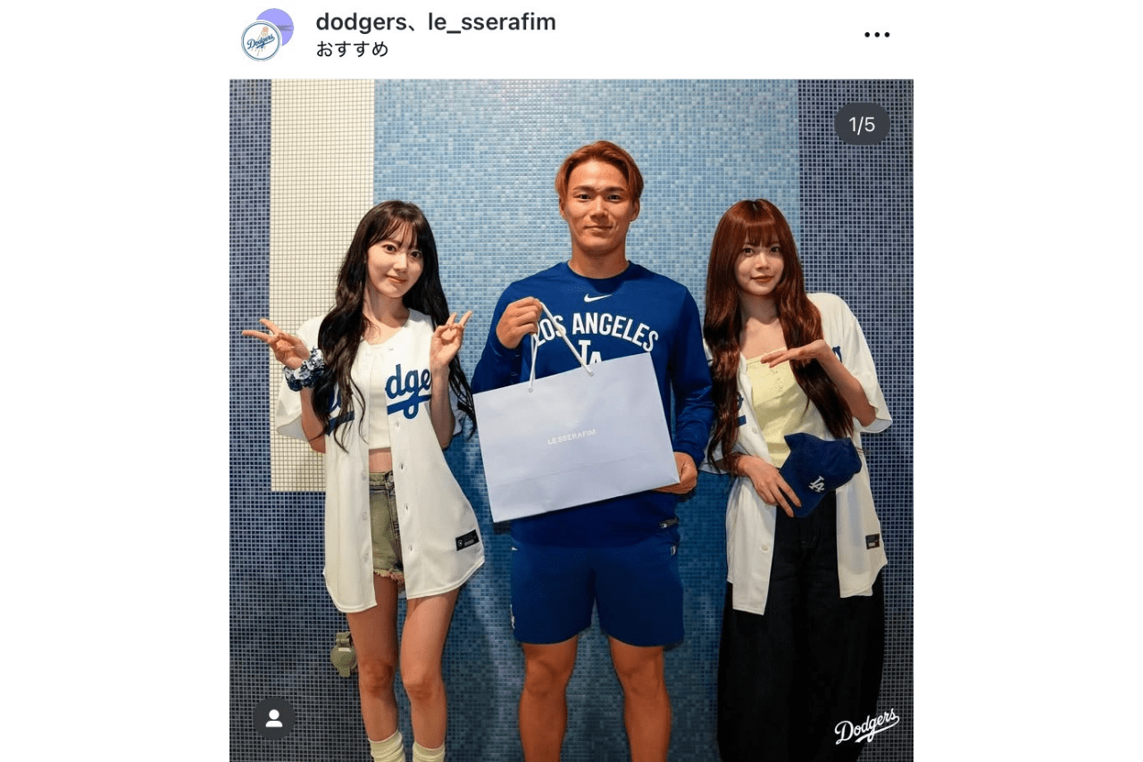 ドジャース・山本由伸と記念撮影をするLE SSERAFIMの宮脇咲良とホン・ウンチェ（ドジャース公式インスタグラムより）