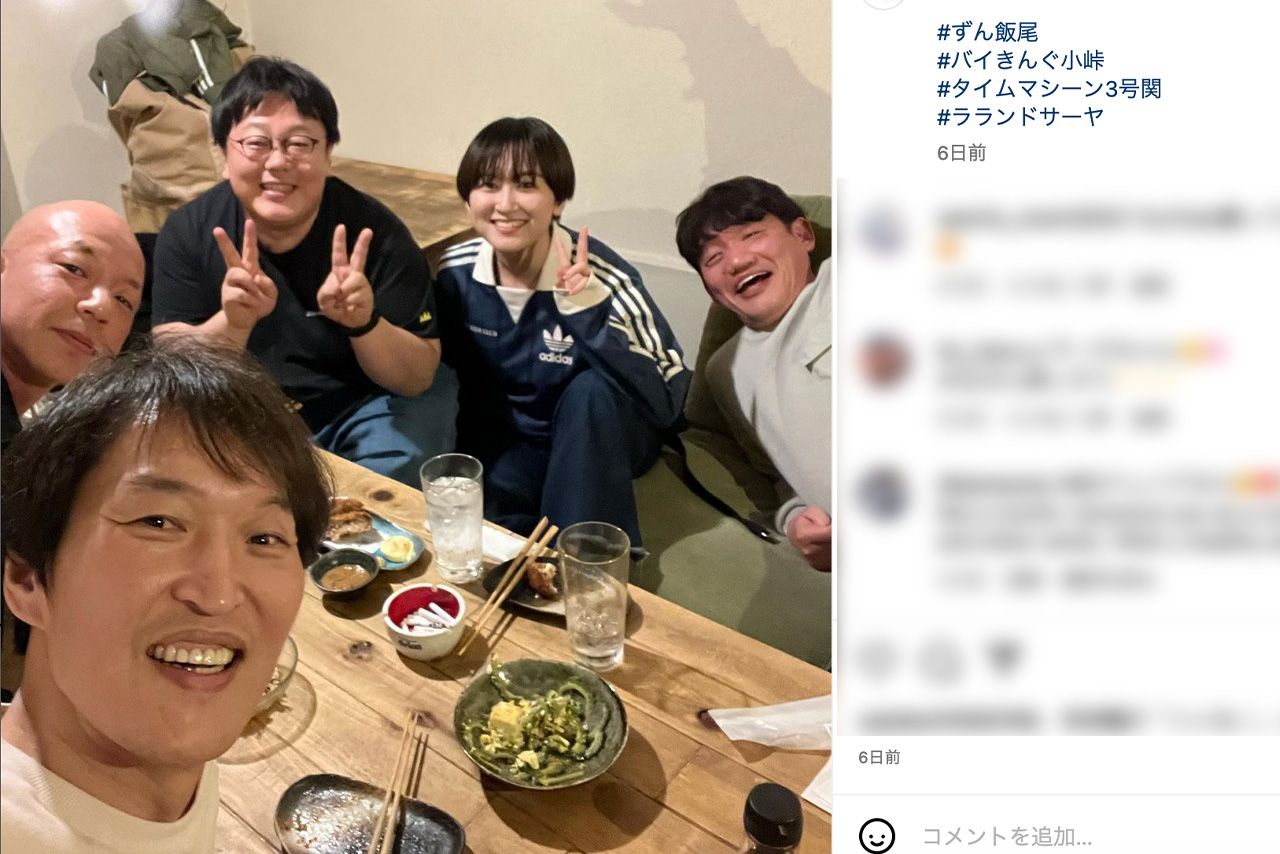 千原ジュニアが公開した飲み会の風景。目の前には灰皿も（公式インスタグラムより）