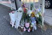 仲本工事さんに供えられる花は日ごと増えている