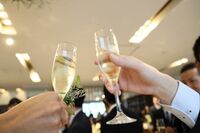 【OVER50】同窓会で“輝く人”と“くすむ人”の差は「ポジティブな話題を心がける」「見た目の話は避ける」