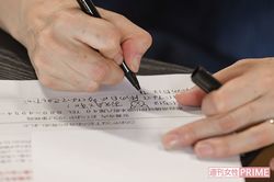 送り状に、子どもが喜ぶ絵を添えたメッセージを書く参加者の姿も