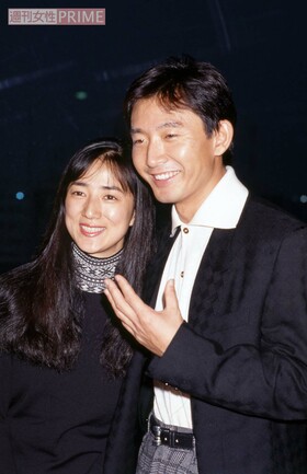 結婚会見に臨んだ松原千明さんと石田純一（1988年10月）