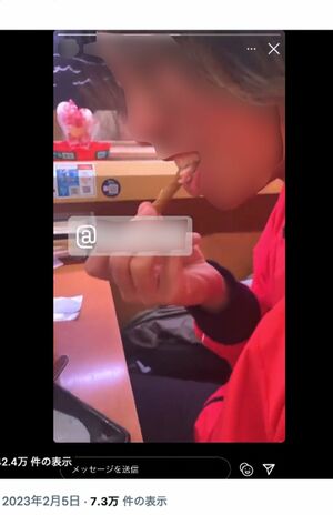 『スシロー』にて、レーン上の注文商品のパフェの菓子を食べる若い男性