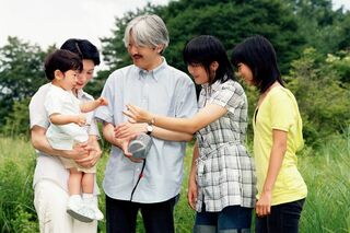 那須御用邸に滞在中、秋篠宮さまが捕まえたトンボを眞子さんから手渡される悠仁さま