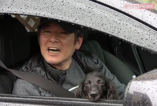雨の中の直撃にもかかわらず、愛犬を抱きながら笑顔で話してくれた