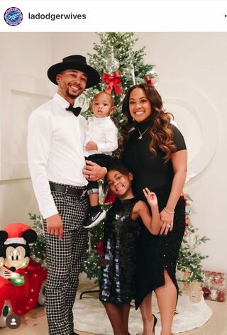 ムーキー・ベッツ選手がクリスマスに撮影した家族との写真（ドジャース夫人会のインスタグラムより）
