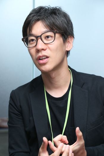 饒舌で時に冗談を交える小友。小学校の工作で「帽子を作ろう」と言われ、フルフェイスを作った。人とずれることでテンションが上がるという