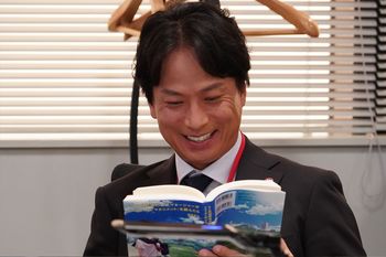 黒川部長が読むのは決まってベストセラー　(c)日本テレビ