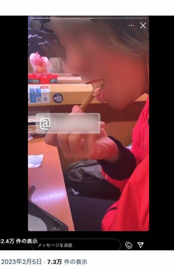 『スシロー』にて、レーン上の注文商品のパフェの菓子を食べる若い男性（SNSより）