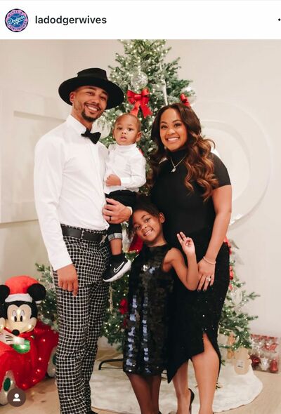 ムーキー・ベッツ選手がクリスマスに撮影した家族との写真（ドジャース夫人会のインスタグラムより）