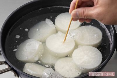 栗原心平さんの「とろける大根たっぷりおでん」の調理工程、大根のゆで加減は竹串で確認（撮影／廣瀬靖士）