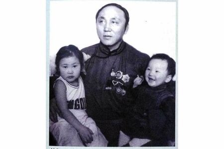 父・ムンフバルトさんに抱かれて笑う、2歳ごろの白鵬（右）。左は3番目の姉