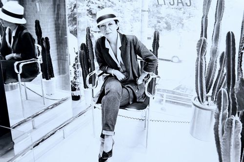 独立後、サロンを開く。美容以外にも自らが編集長となり、カラー新聞を発行。横尾忠則さんが表紙を担当するなどトップクリエイターが参加した