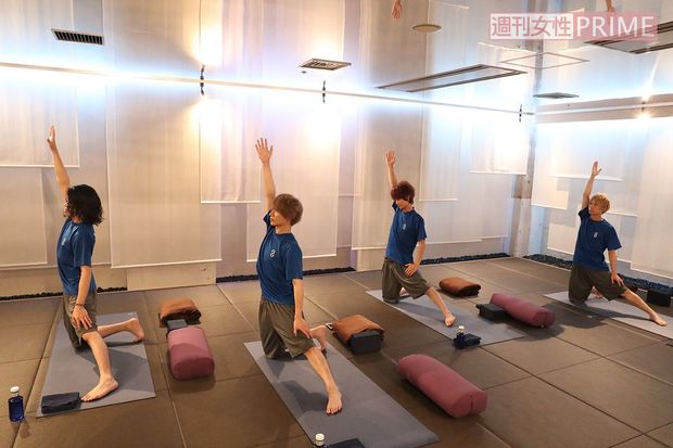 てか、4人ともなかなかの美脚ですね