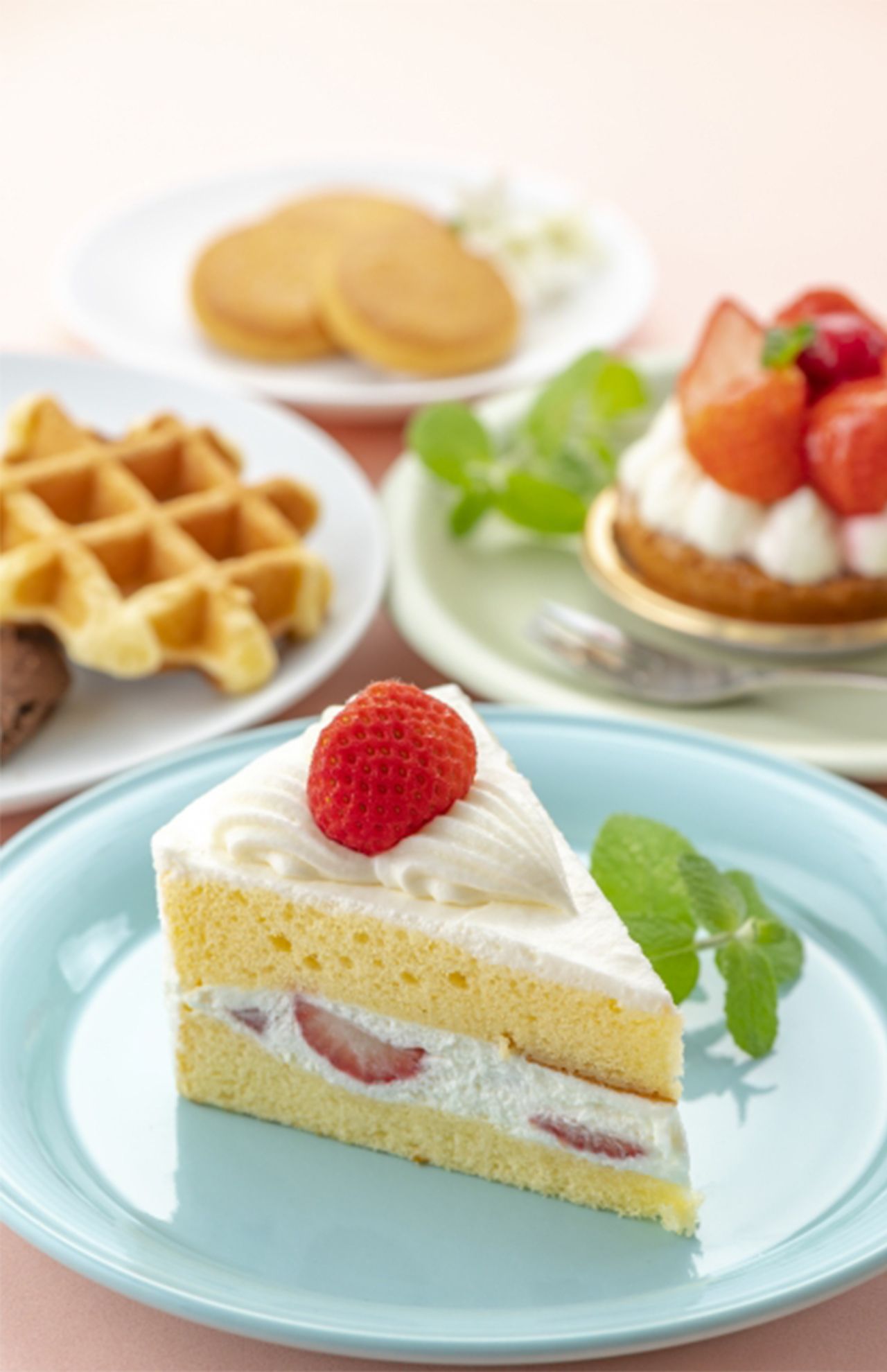 甘いものに多く含まれる糖類のとりすぎは、肌荒れなど各種のトラブルに。身体を構成するタンパク質と余分な糖が結びついてAGEs（エイジーズ・終末糖化産物）と呼ばれる老化物質をつくり出す※写真はイメージです