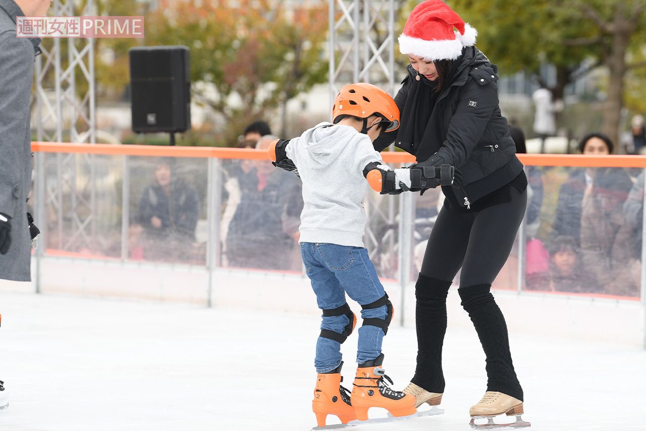 '19年、アイススケートのイベントで男児の手を引いてスケートを教えている安藤美姫