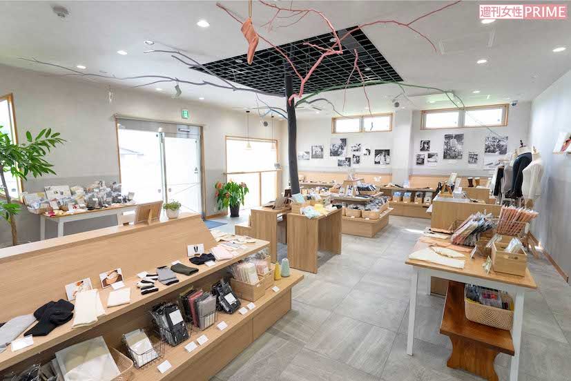 田んぼに囲まれた奈良県三宅町の社屋。直営店の奥に社員が働くスペースを設けている　撮影／伊藤和幸