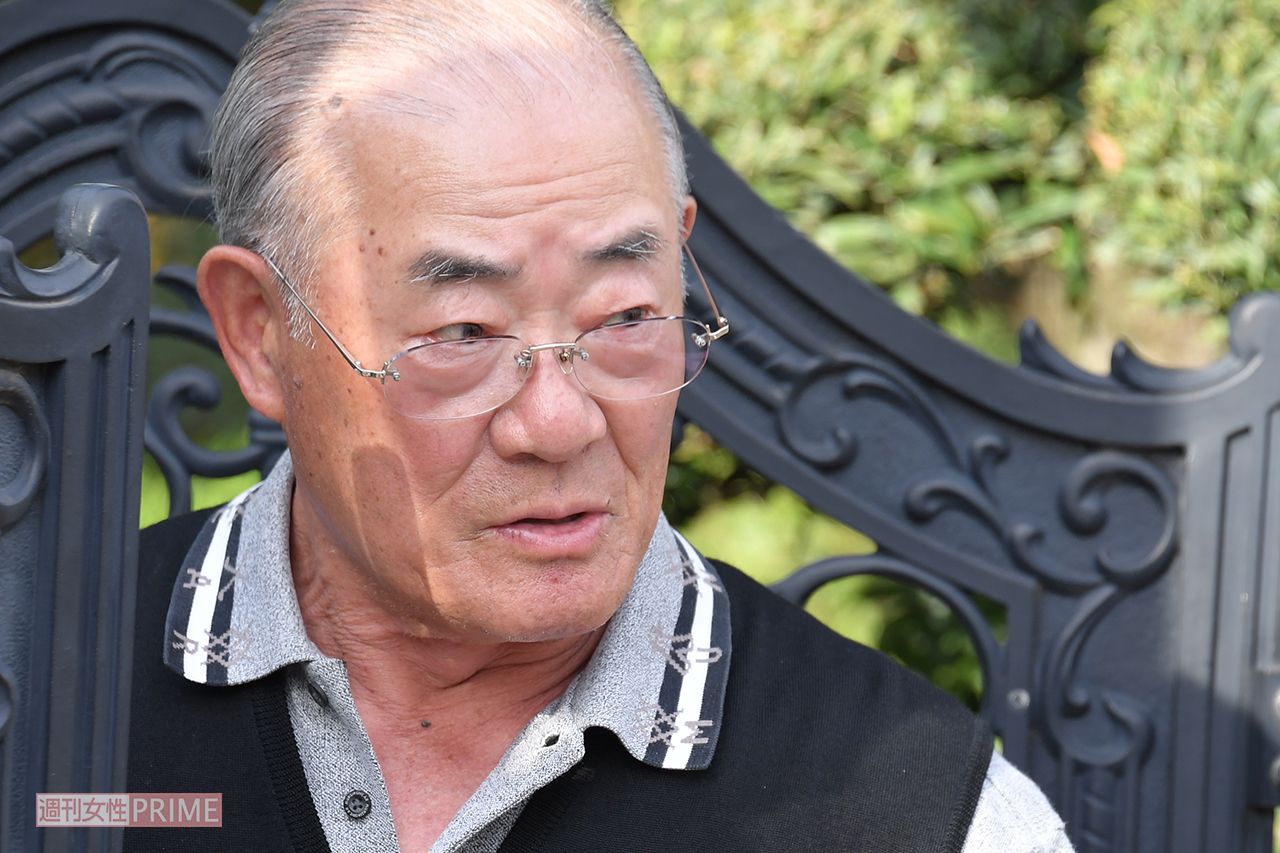 直撃を受ける張本勲。「喝！」を彷彿とさせる鋭い眼光をみせた