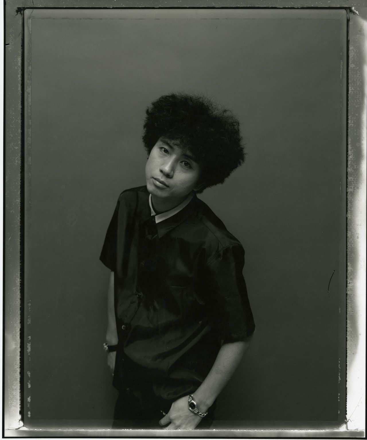 1997年アルバム『PURE RED』でのアフロヘア。ヘアスタイルに変化があるフミヤの中でも特に印象的な髪型だった　撮影／細野晋司　写真協力／エムオン・エンタテインメント