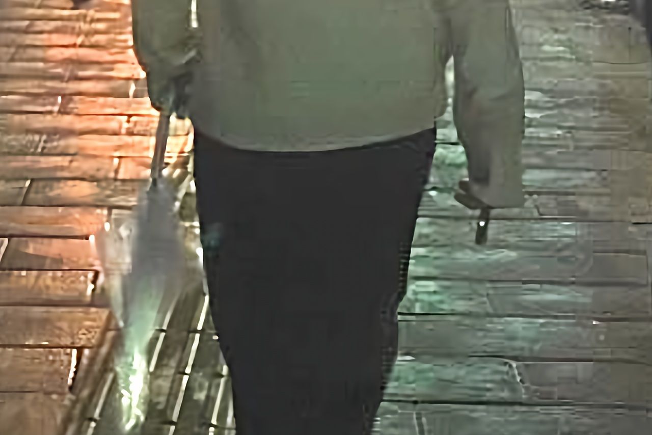 1月23日、永瀬廉がInstagramに投稿した写真を拡大したもの。アイコスらしきものを持って歩いている