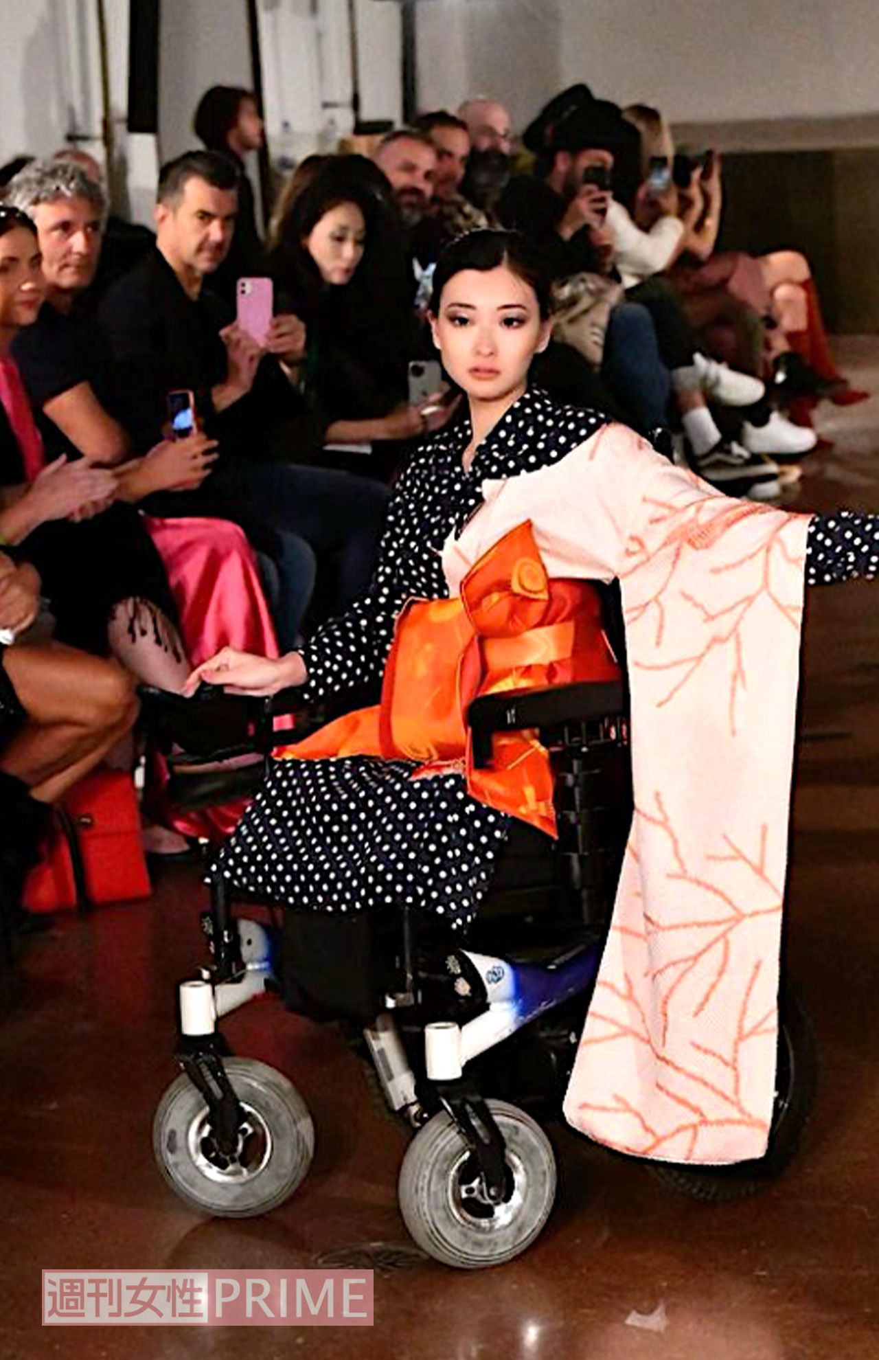 2022年秋のミラノ・ファッションウィークでランウェイに車いすで登場したみゅうさん（みゅうさんのインスタグラムより）