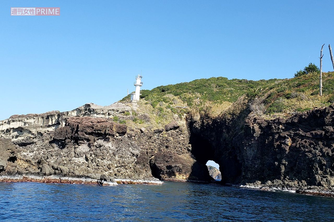 神話が伝わる「新潜戸」と、子どもたちの魂が集まる「旧潜戸」の2つの洞窟を巡る加賀の潜戸の遊覧船　撮影／編集部