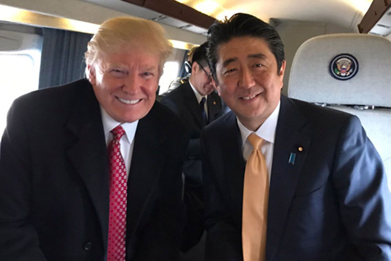 トランプ大統領と安倍晋三首相（2017年2月＝当時のトランプ氏の公式Twitterより）