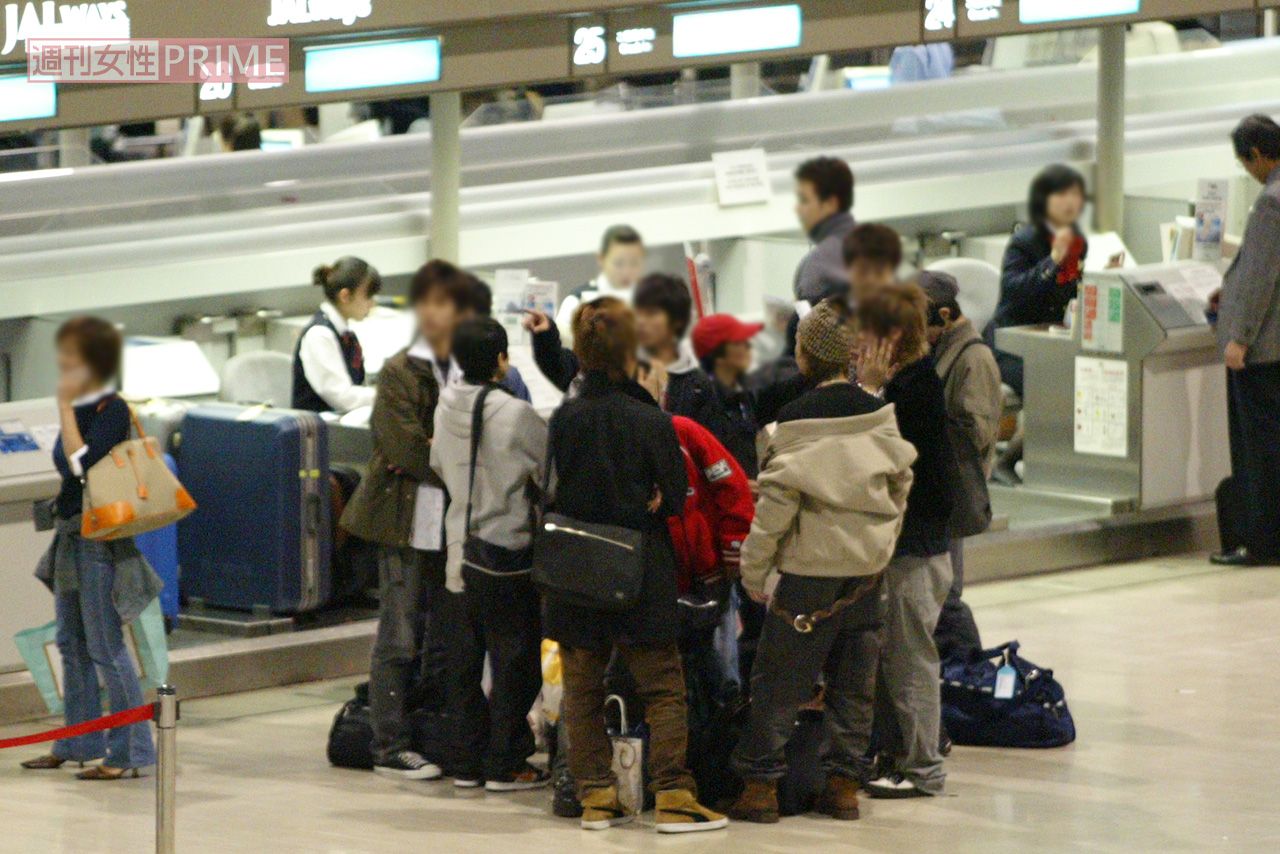 2003年3月、成田空港内で輪を作ってはしゃぐジャニーズJr.たち