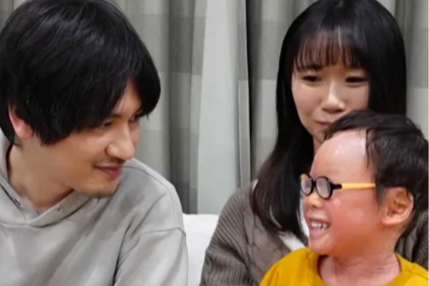 笑顔があふれる家族のひととき。互いを思いやる温かなまなざしが交差する