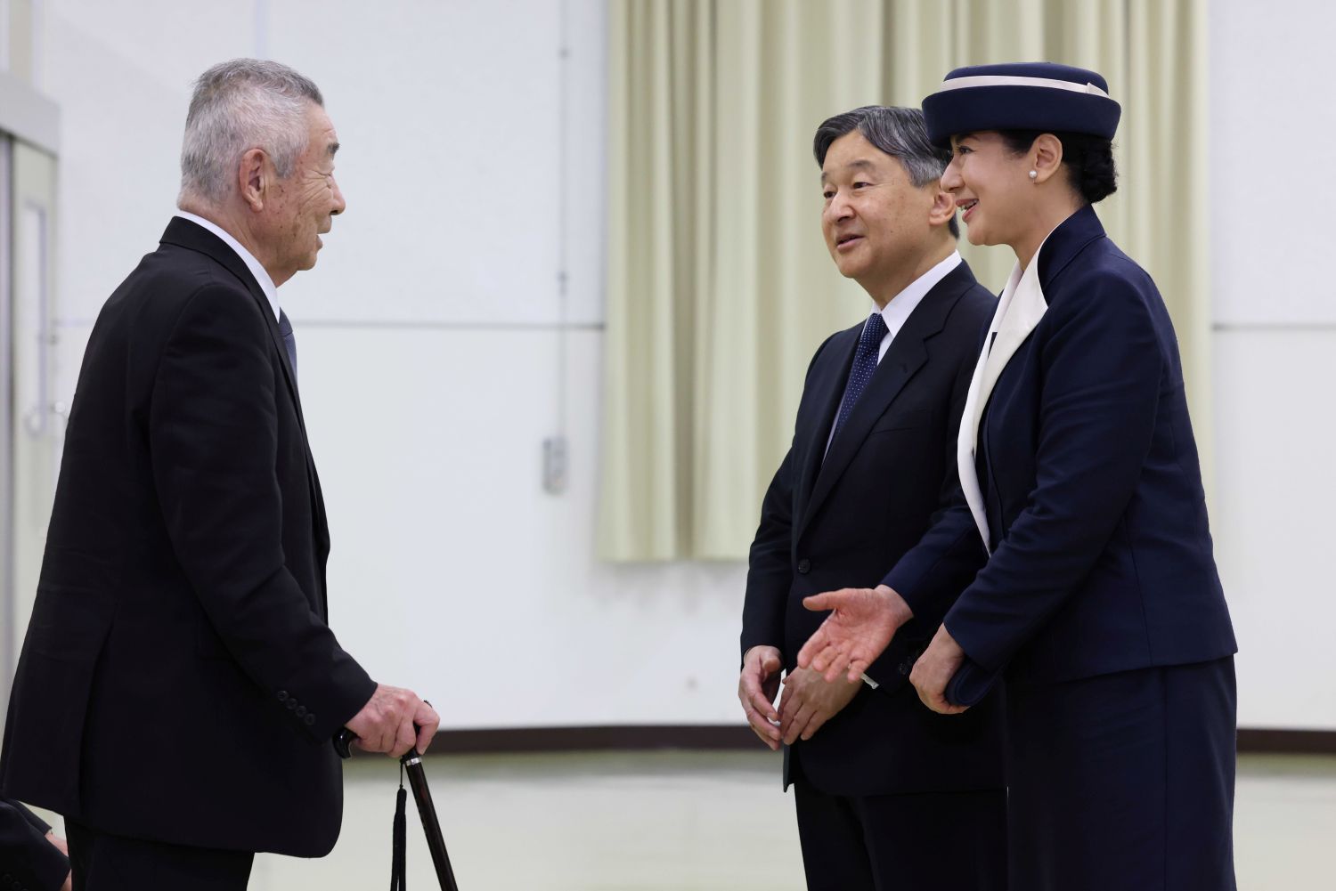 4月7日、硫黄島に同行した関係者ひとりひとりと懇談された両陛下