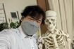 骨格標本模型とさまざまなツーショット撮影を(平石渉容疑者のSNSより)
