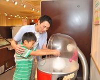 綿菓子など体験できる食が人気 外国人観光客おもてなし事情