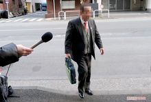 スト当日、30分以上遅れて出勤した理事長は教師の呼びかけにそっけなく（一部加工）