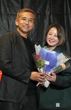 2024年12月4日、稲本潤一の引退会見にサプライズゲストとして登場した田中美保（写真／共同通信）