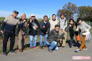 吉永さんと二木啓孝さん（前列）が発足した『老人力同盟』は体力・知識力が落ちても嘆かないR60の会。右端は坂本美恵子さん