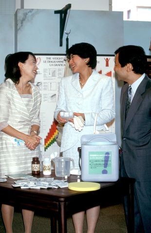 ユニセフハウス・オープニング記念式典で当時皇太子の徳仁さま、皇太子妃雅子様と談笑（’01年7月）