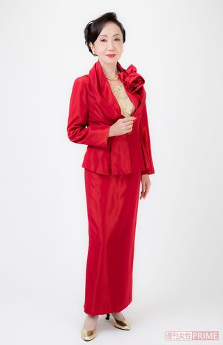 真っ赤なスーツも抜群に似合う岩下志麻。背筋がピッと伸び、後ろ姿さえも神々しかった　撮影／矢島泰輔