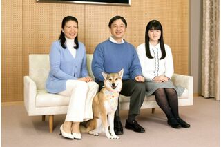 2015年　55歳　子犬だった由莉もすっかり大きくなり、ご静養先や誕生日などで公開される家族写真にたびたび登場（宮内庁提供）