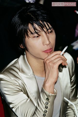 『WITH LOVE』の記者会見でたばこを燻らせる及川光博（’98年）