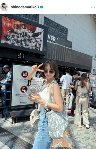 巨人対阪神の試合を観戦した篠田。着ていたタテジマのユニフォームが“非公式品”ではないかと指摘する声が（篠田のインスタグラムより）