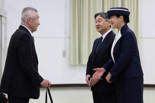 4月7日、硫黄島に同行した関係者ひとりひとりと懇談された両陛下