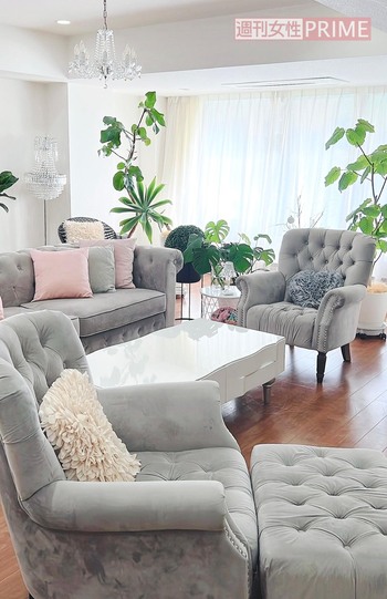 リビングは生活感をなるべく抑えてモデルルームのような空間を演出