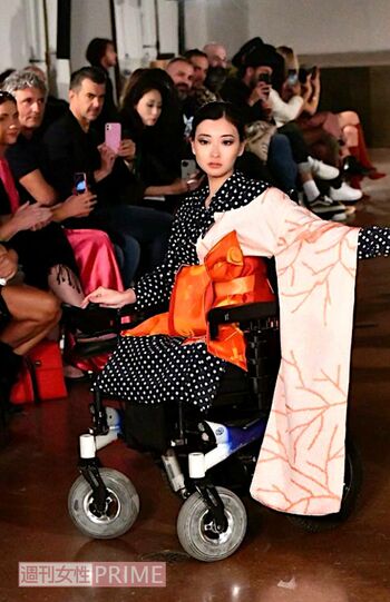 2022年秋のミラノ・ファッションウィークでランウェイに車いすで登場したみゅうさん（みゅうさんのインスタグラムより）