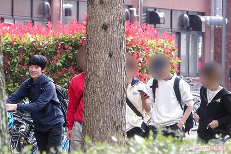 自転車を押しながら、4人のご友人と学内を回られる悠仁さま（大学関係者提供）