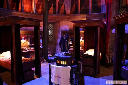 グリフィンドールの男子寮。部屋は円形で、天蓋ベッドにベルベットのカーテン（撮影／吉岡竜紀）