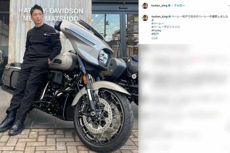 所有するバイク『ハーレーダビッドソン』にもたれ掛かるショットを公開した保阪尚希（本人のインスタグラムより）