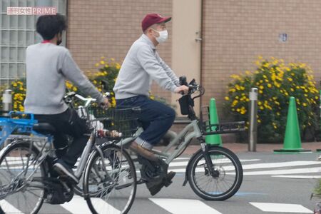 子ども乗せ自転車を漕ぐ姿も様になるハライチ澤部