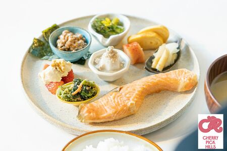 「CherryPickHills」温かみのある陶器のプレートに小鉢が並ぶ。食欲と写真映えのどちらも満たす、美しい盛りつけが人気。「THENIPPONBREAKFAST」1500円